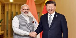 प्रधानमंत्री नरेंद्र मोदी चीन के राष्ट्रपति शी जिनपिंग के साथ।