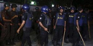 बांग्लादेशी सुरक्षा बल मौके पर।