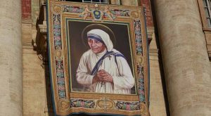 मदर टेरेसा को संत घोषित किये जाने के अवसर पर आधिकारिक पोस्टर। फोटो साभार: कैथोलिक न्यूज एजेंसी।