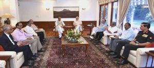 प्रधानमंत्री नरेंद्र मोदी की अध्यक्षता में बैठक में मौजूद राजनाथ सिंह, अरुण जेटली और मनोहर पर्रिकर साथ में वरिष्ठ अधिकारी।  भारत हमेशा से पाकिस्तान पर परोक्ष युद्ध छेड़ने का आरोप लगाता रहा है।