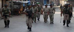 फाइल फोटो - श्रीनगर में गश्त लगाते सुरक्षा बलों के जवान।