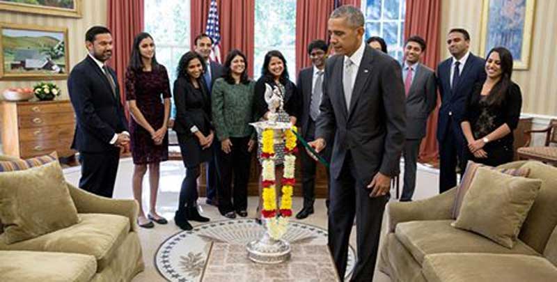 अमेरिकी राष्ट्रपति बराक ओबामा ने पहली बार व्हाइट हॉउस के ओवल ऑफिस में दीपक जलाकर दीपावली मनायी।