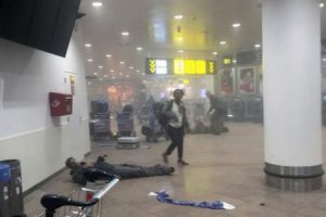 हमले के बाद हवाई अड्डे के अंदर का दृश्य