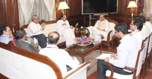 राजनाथ सिंह की अध्यक्षता में हुई बैठक में वेंकैया नायडू के साथ गृह और विधि मंत्रालय के अधिकारी मौजूद थे।