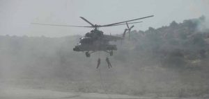 फाइल फोटो: भारतीय सेना के जवान हेलीकाप्टर से उतरने का अभ्यास करते हुये। 