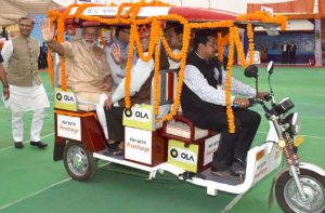 प्रधानमंत्री ने कुछ दूरी तक एक बिजली से चलने वाले रिक्शे पर सवारी भी की और मोबाइल के जरिये भुगतान किया। 