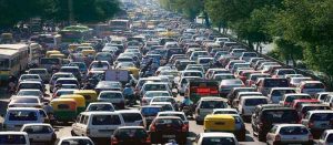 दिल्ली में चौपहिया वाहनों की संख्या की वजह से पार्किंग और जाम की जबर्दस्त समस्या है।
