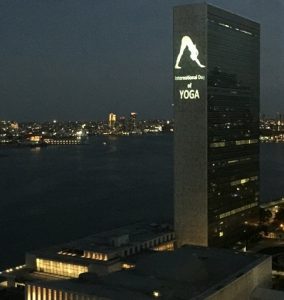 द्वितीय अंतरराष्ट्रीय योग दिवस के समर्थन में न्यू यार्क स्थित संयुक्त राष्ट्र संघ के मुख्यालय में रोशनी। 
