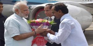 तेलंगाना के पहले दौरे पर मुख्यमंत्री के चंद्रशेखर राव ने प्रधानमंत्री का स्वागत किया।