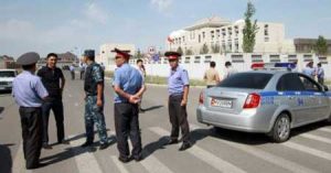 किर्गिस्तान में चीनी दूतावास पर हमले के बाद घटनास्थल पर मौजूद सुरक्षाकर्मी। फोटो - शिन्हुआ। 