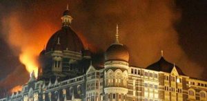 मुंबई हमलों के दौरान मशहूर ताज होटल का दृश्य।