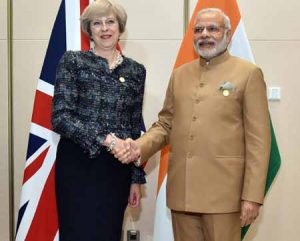 प्रधानमंत्री नरेंद्र मोदी ब्रिटेन की प्रधानमंत्री थेरेसा मे के साथ जी20 शिखर सम्मेलन में। 
